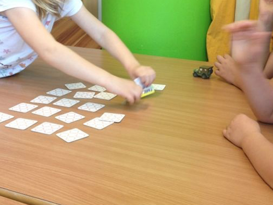 Memory spielen - Kinderkrippe Stärnschnuppe