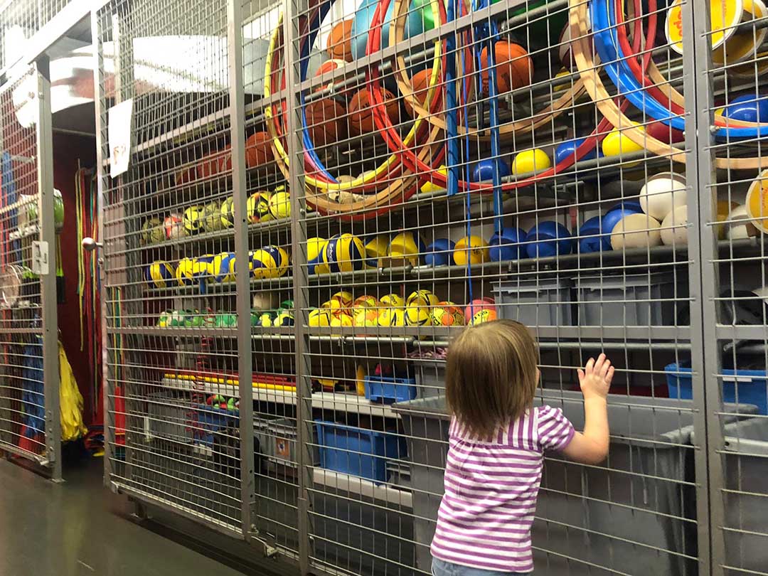 Ein Kind studiert das Material in der Turnhalle beim Besuch mit der Kinderkrippe Stärnschnuppe